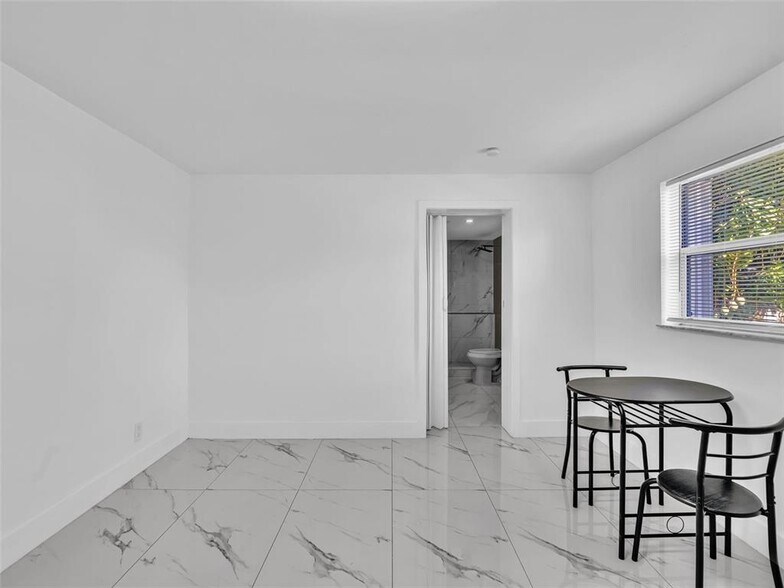 Building Photo - 4941 SW 44th Ave