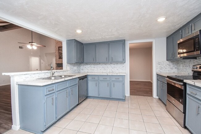 Building Photo - 14418 Royal Hill Dr