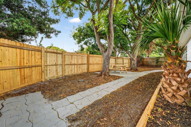 Building Photo - 6841 Tierra Linda St