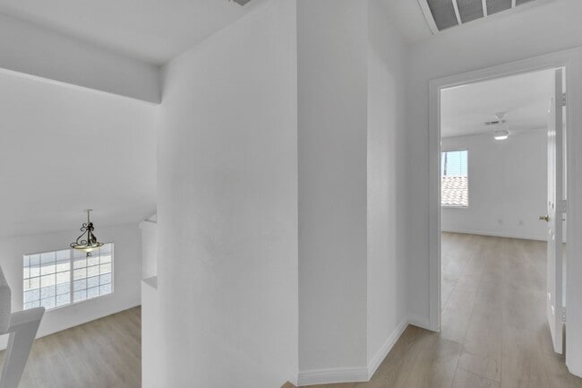 Building Photo - Beautiful Home in West with 4 bedrooms/3 b...
