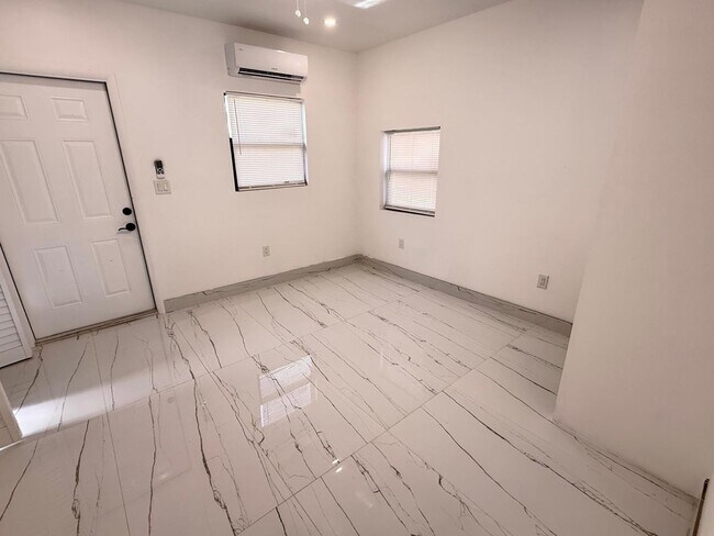 Building Photo - 4088 SW 51st St