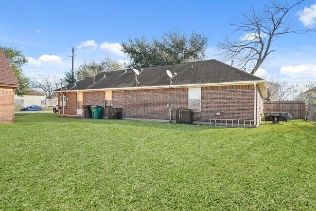 Building Photo - 4636 Mayflower St