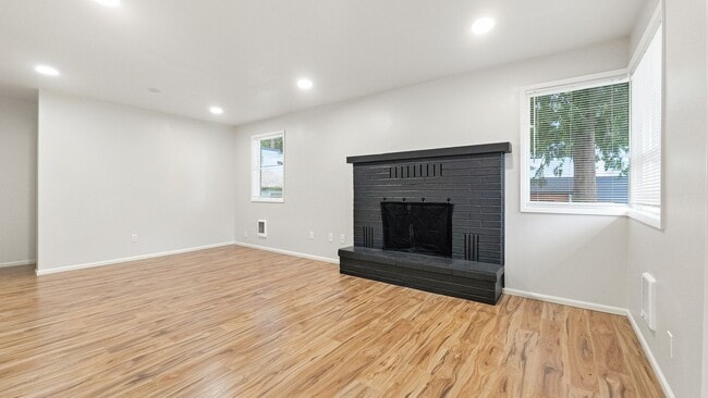 Building Photo - Updated 2-Bed Home Near Parks, Transit, and Light Rail