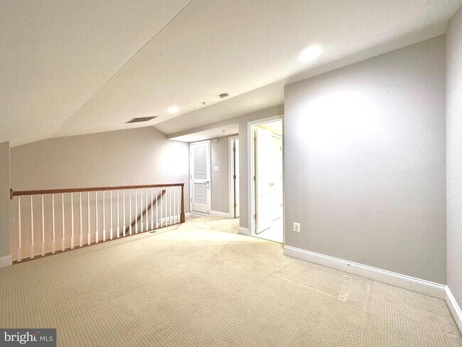 Building Photo - 11837 Regents Park Dr