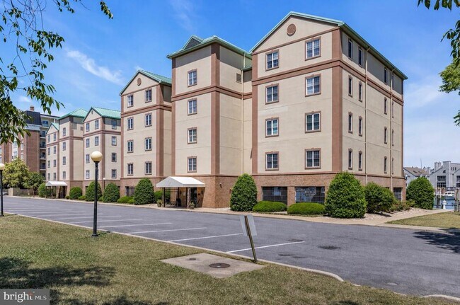 Building Photo - 304 Academy St