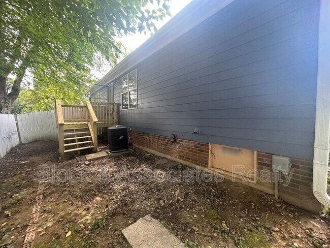 Building Photo - 808 Circle Dr
