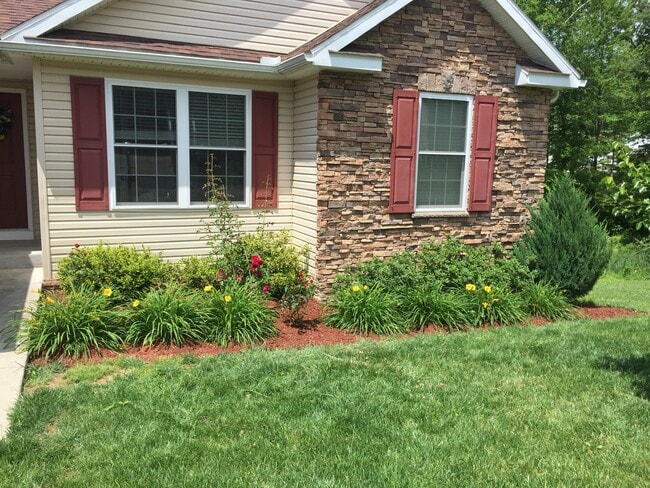 Building Photo - 425 Oakmont Ct