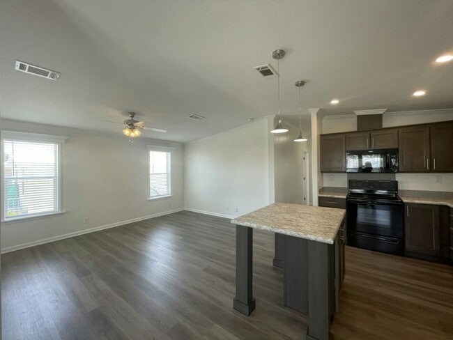 Building Photo - 912 Freeport W