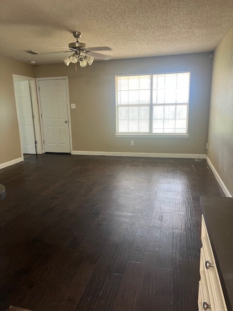 Building Photo - Great 3/2/2 home just south of S Loop 289!