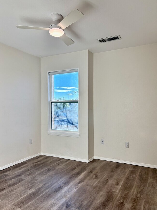 Building Photo - 2700 Vista Grande Dr NW