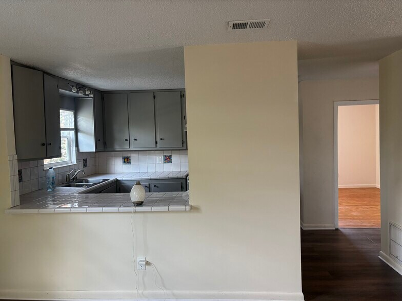 Building Photo - 204 9th St