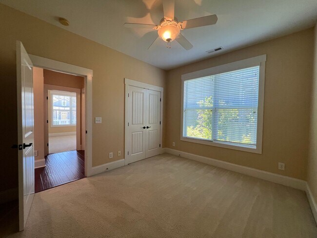 Building Photo - Absolutely Adorable!