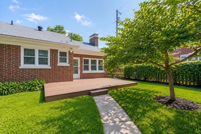 Building Photo - 208 N Lewis Ct