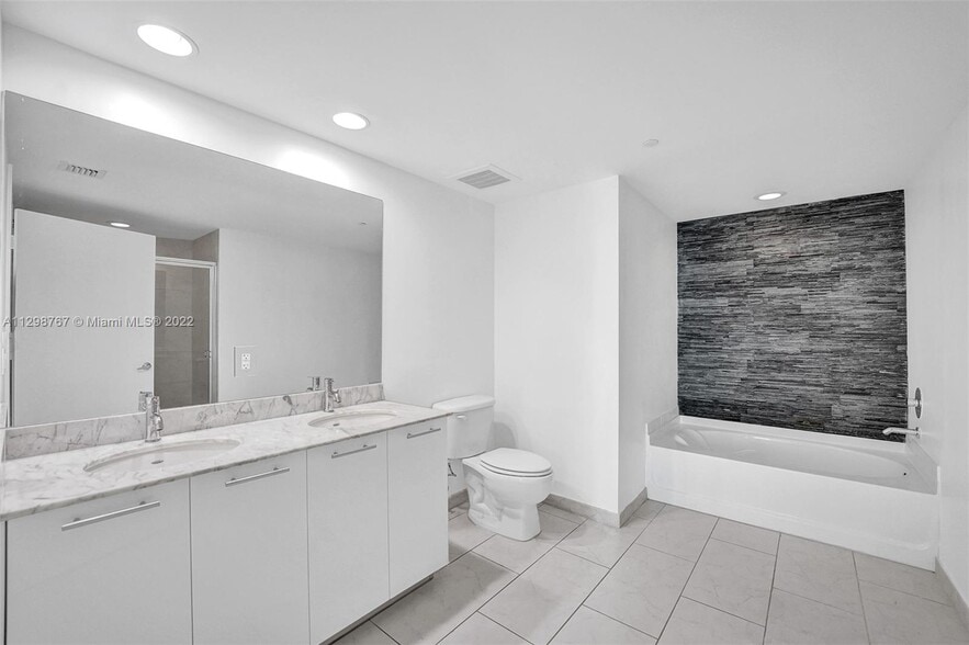 Building Photo - 950 Brickell Bay Dr