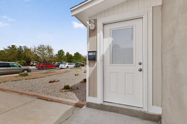 Building Photo - 714-714 Madison St NE