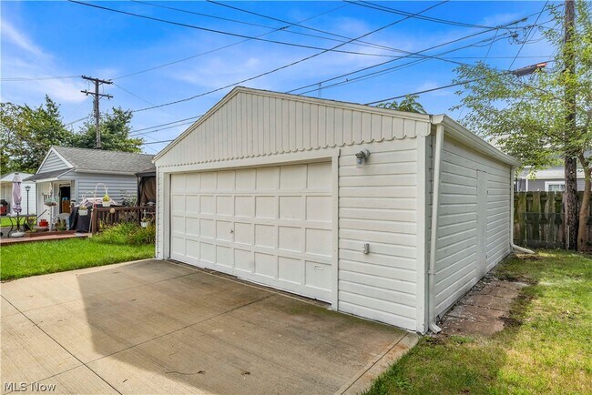 Building Photo - 6911 Farnsworth Dr