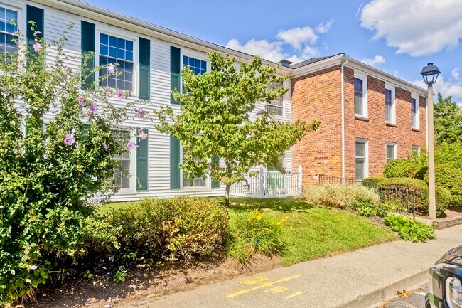 Building Photo - 40 Yorktown Dr