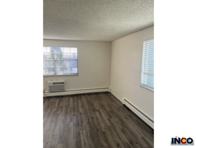 Building Photo - Convenient location! 1 bed 1 bath Apartmen...