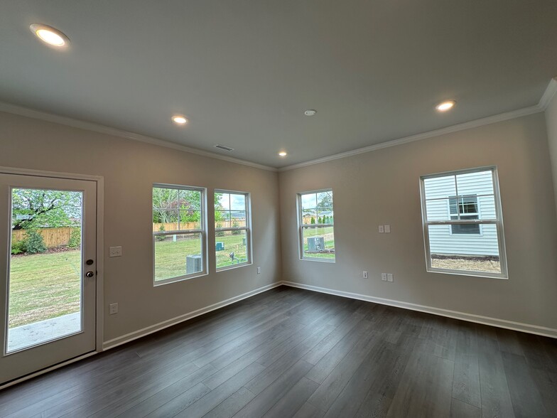 Building Photo - 278 Paramount Dr