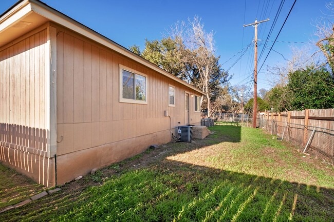 Building Photo - Charming 2 Bedroom, 2 Bath Duplex in a Prime South Austin Neighborhood