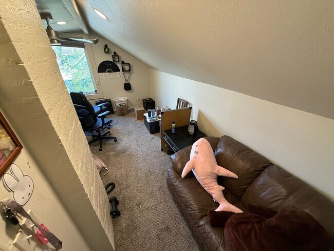 Building Photo - 7 bedroom 3.5 bath Game Room