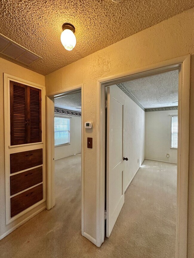 Building Photo - 3 Bedroom