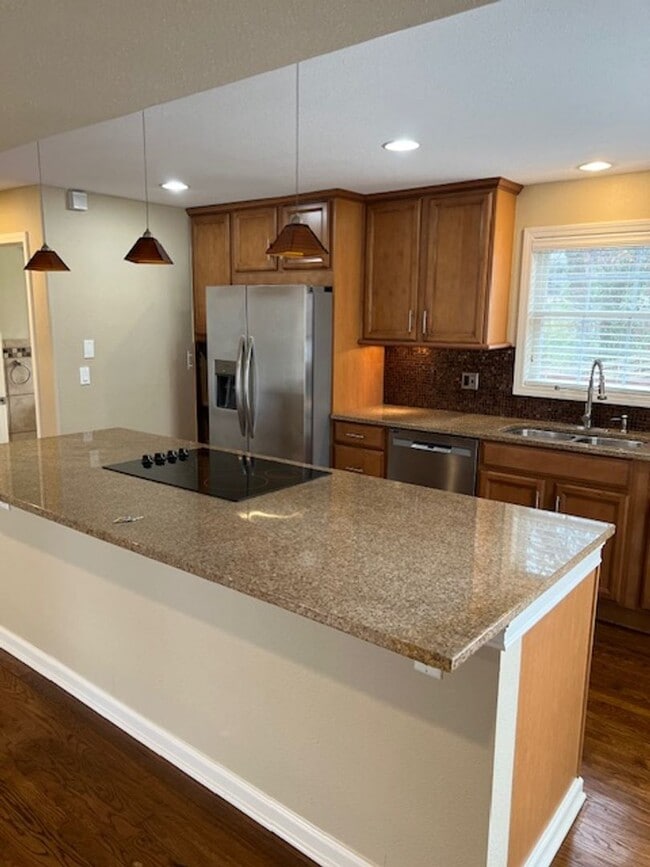 Building Photo - Don't miss out on this beautiful home!