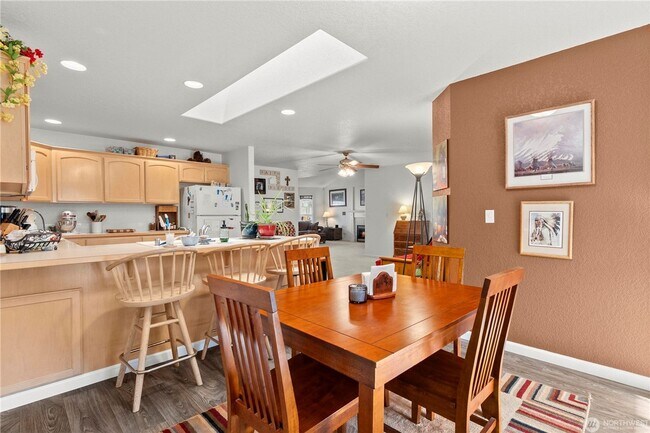 Building Photo - Quiet Updated Townhome in Prime Location!