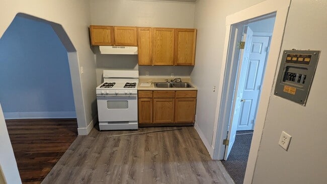 Building Photo - 400 E 9th St