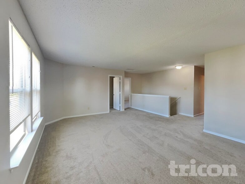 Building Photo - 5632 N Jefferson Dr