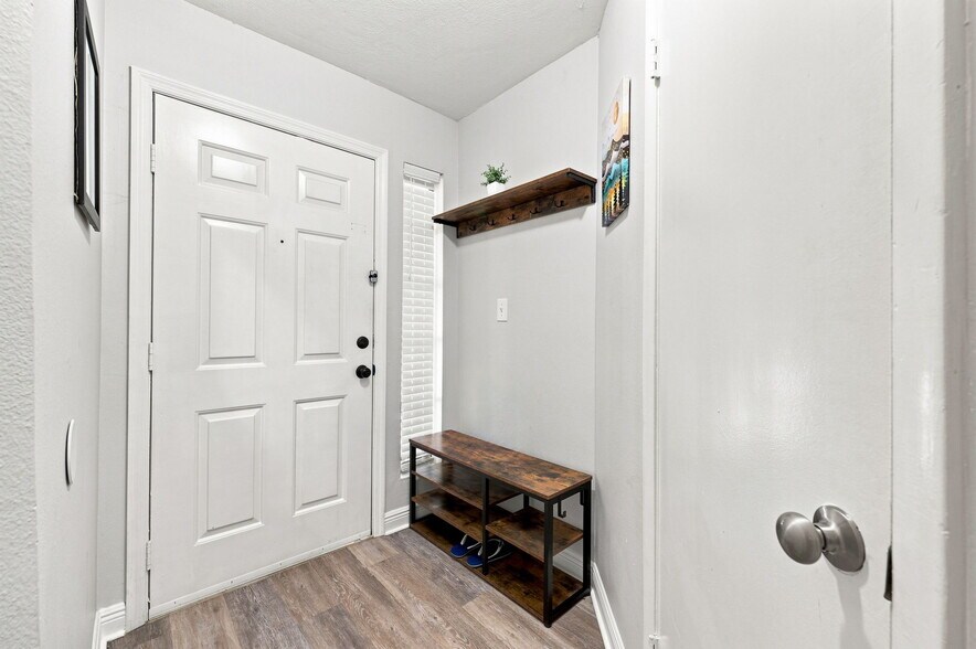 Building Photo - 8630 Mallard Reserve Dr