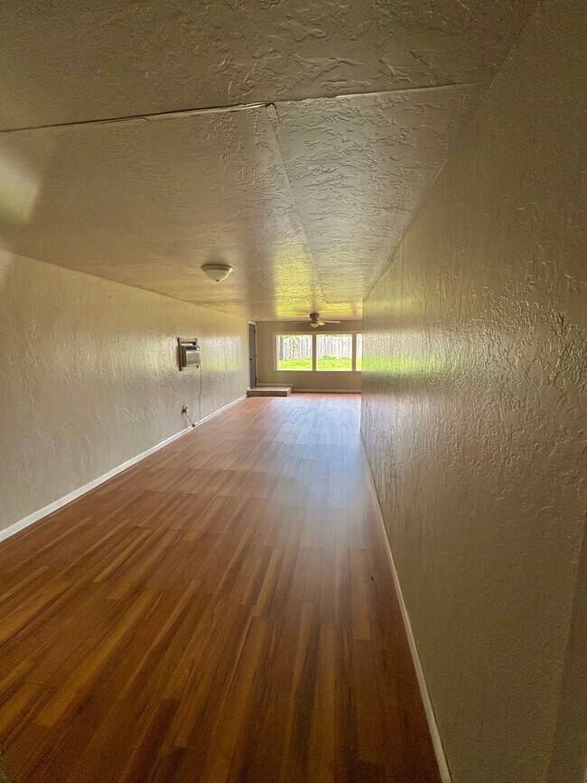 Building Photo - Spacious 4 Bedroom, 2 Bathroom Home with L...