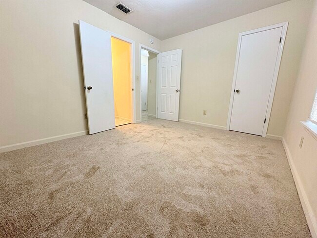 Building Photo - 1864 Sylvan Ct