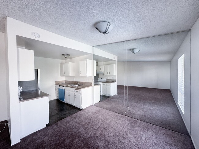 Building Photo - Sunny Spacious Upstairs Condo in Gated Bldg w/Pool by Highland Elementary School