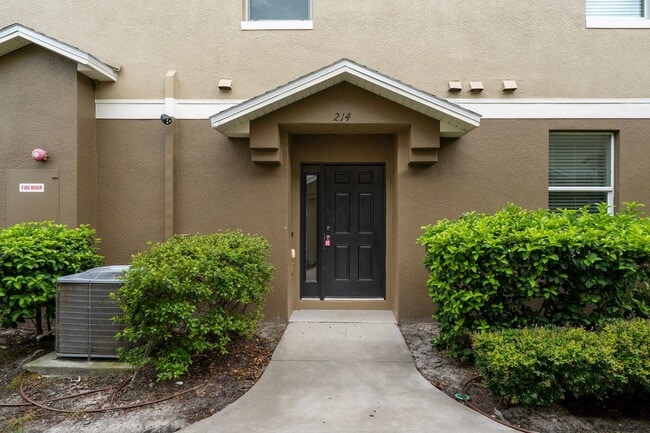 Building Photo - Elegant 2 bedrooms/2 bath condo located in St. Cloud with 1-Car garage