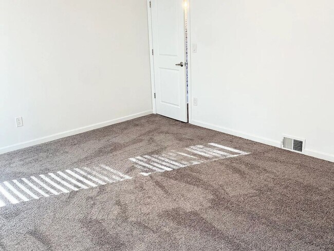 Building Photo - 1 Bedroom with nice size rooms