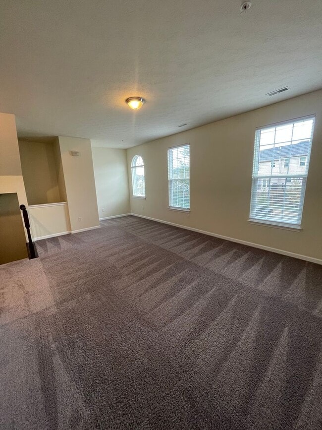Building Photo - Gorgeous 3 BD/ 2.5 BA Townhouse Available ...
