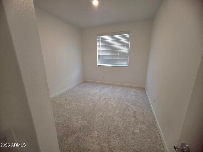 Building Photo - 16924 W Echo Ln