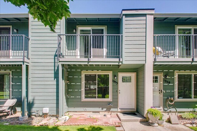 Building Photo - Bright & Stylish Townhome in the Heart of ...