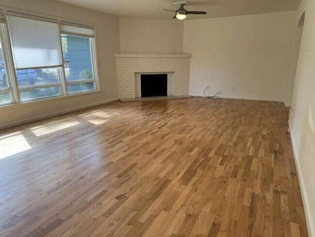 Building Photo - Single level home in Mid Town