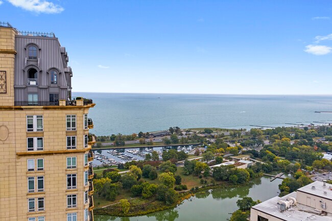 Building Photo - 2550 N Lakeview Ave