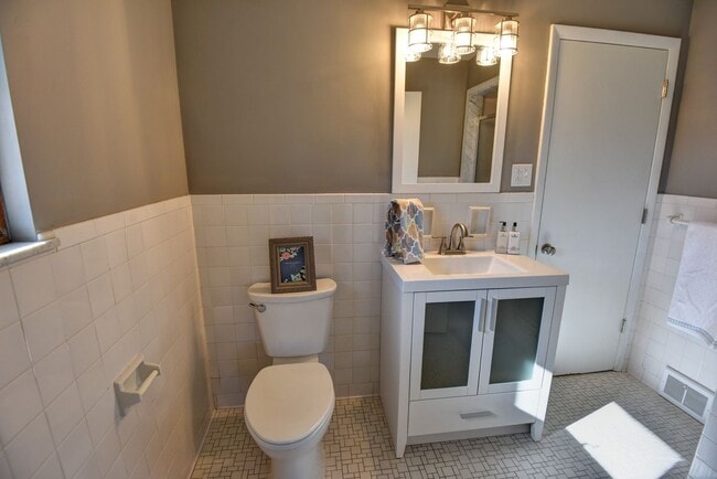 Building Photo - 2 Bed 3 Bath Single Family Home For Rent i...