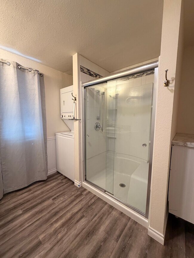 Building Photo - 4-Bedroom 4-Bathroom home with attached Studio apartment