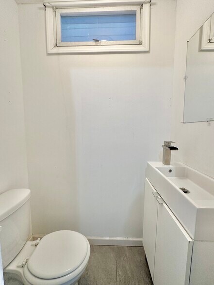 Building Photo - 519 S River St