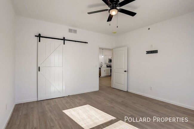 Building Photo - 620 Parkview Dr