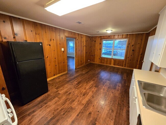 Building Photo - Bryan - 4 bedroom / 2 bath / fenced in back yard, Home - Available Now