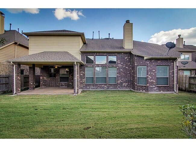 Building Photo - 10207 White Pines Dr