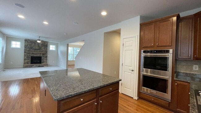 Building Photo - 5-Bedroom Colonial in Lake Ridge