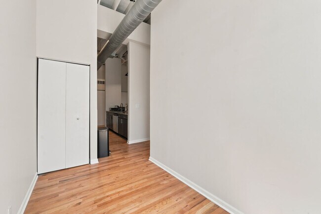 Building Photo - 1550 N Damen Ave