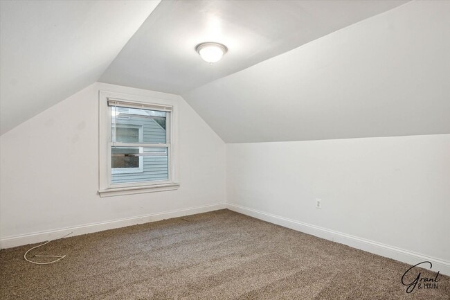 Building Photo - $1350 3 bedroom Eastpointe